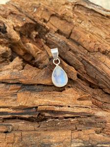 Pendentif artisanal en pierre de lune blanche, en argent Sterling 925, mini pierre précieuse, bijoux uniques et élégants, cadeau pour femmes et hommes - Product Image 6