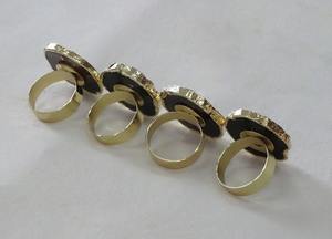 Elegantes servilleteros de resina con detalles moldeados a mano para configuraciones de cocina de lujo y mesas festivas - Product Image 4