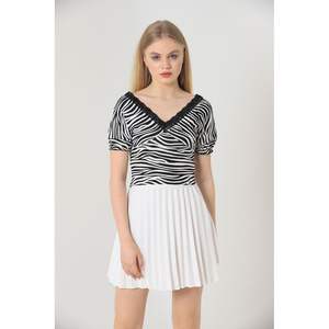 Blusas y Camisas para Mujer Topshow, Blusa Negra con Cuello en V y Encaje de Zebra, Venta al Por Mayor - Product Image 5