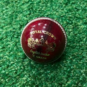 Ensemble de quatre balles de cricket en cuir rouge sur mesure avec logo personnalisé, balle de cricket dure - Product Image 1