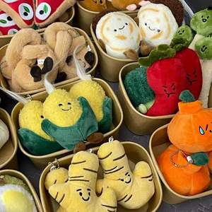 En stock: Muñecos de gelatina británicos, peluches de comida (frutas y pasteles), y lindos dijes para bolsos. - Product Image 3