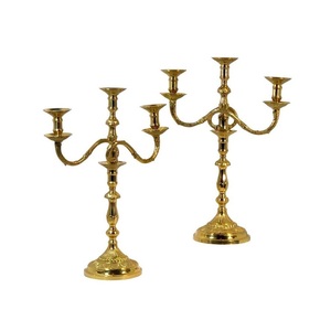 Candélabre en métal élégant avec bras décoratifs, parfait pour la décoration intérieure élégante, les centres de table de mariage et les présentoirs à bougies - Product Image 1