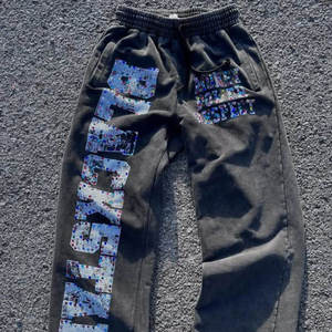 Conjunto Deportivo con Logotipo Personalizado y Pedrería, Corte Holgado, para Uso Diario, Sudadera con Capucha y Pantalones Brillantes con Pedrería - Product Image 4