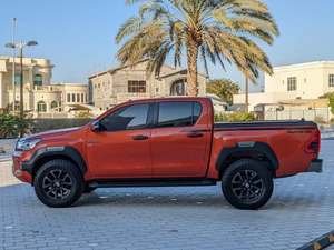 Pick-up 4x4 Hilux 2022 d'occasion, extérieur bicolore, climatisation manuelle, toit en alliage d'aluminium, tissu pour utilisation en flotte utilitaire - Product Image 2