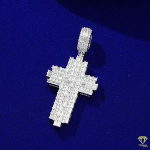 Colgante de cruz cristiana chapada en oro de lujo con diamantes cortados en Baguette para exhibición religiosa - Product Image 4