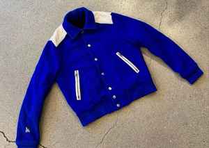 Chaqueta Universitaria Vintage Personalizable, 100% Lana, Reversible, Talla XS, Bordada, Botones de Mezclilla 3D, Servicio OEM Disponible - Product Image 2