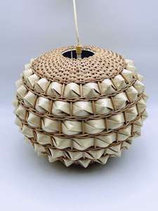 Couvercle de boîte-cadeau tressé en bambou de haute qualité fait à la main avec des feuilles de palmier pour les mariages et les occasions spéciales - Product Image 2