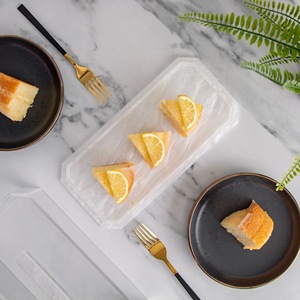 Caja de pan rectangular decorativa de Lucite judaica blanca elegante: una cocina elegante esencial para almacenar jalá y otros panes - Product Image 5