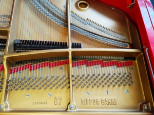 Piano de concierto Yamaha Red C7, edición limitada, acabado de lujo, modelo de escenario, pieza rara en stock, ideal para exhibición - Product Image 3