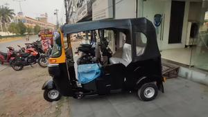 รถสามล้อเครื่องยนต์เบนซิน ทีวีเอส คิง ดีลักซ์ สีเหลืองทอง รุ่นปี 2024 - Product Image 4