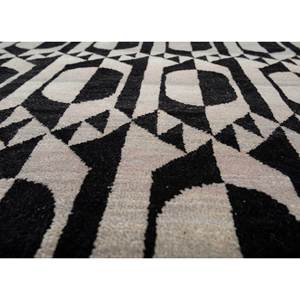 พรมถักมือ Aakar by Kavi JPRM-3212 ทำจากขนสัตว์และไหม สีเทาและดำ ลายเรขาคณิต รูปทรงสี่เหลี่ยมผืนผ้า เหมาะสำหรับห้องโถงหรือห้องพัก ทอแบบเรียบ - Product Image 3