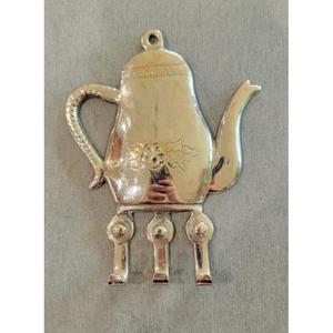 Crochets porte-clés en laiton avec détails de rivets antiques et rehaussant le charme vintage de votre entrée ou couloir - Product Image 4