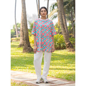 Camiseta Extra Grande para Mujer con Estampado Artesanal Surya - Product Image 1