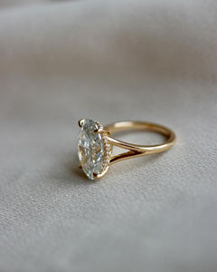 Bague de fiançailles en moissanite de 3 ct à coupe ovale avec halo caché Bague ovale allongée en glace pilée dans un cadre moderne classique pour elle - Product Image 3