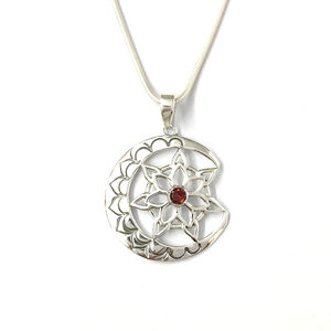 Pendentif en grenat de 5,6 grammes, bijoux élégants en moissanite pour un style et une touche de charme personnels - Product Image 1