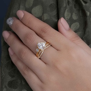Anillos de Boda de Oro de 14k con Diamantes Cultivados en Laboratorio con Certificación IGI, Corte Corazón Infinito de Tres Piedras, Estilo Popular a Bajo Precio - Product Image 2