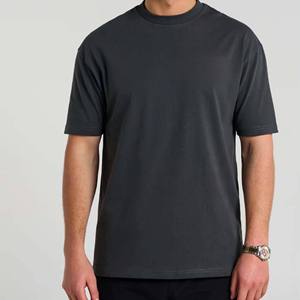 เสื้อยืดคอกลมแขนสั้นสีเทาเข้มสำหรับผู้ชาย ทรงพอดีตัว สไตล์ลำลอง - Product Image 5