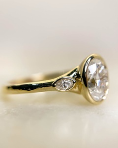Anillo de compromiso minimalista de diamante de corte ovalado de 10x8mm | Conjunto de bisel Anillo de Boda nupcial de tres piedras | Anillo de oro de 18 quilates de plata esterlina - Product Image 5