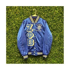 Chaqueta Bomber Acolchada Personalizada de Satén Griego para Hermandad Universitaria, con Letras Bordadas, Estilo Universitario, para Mujer, Otoño, con Botones - Product Image 4