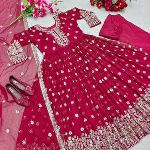 Magnifique robe de soirée en fausse fourrure avec dupatta réversible et extensible - Product Image 1