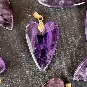 Pendentif cœur améthyste taillé de créateur 30mm pierre naturelle bijoux en pierre violette faits à la main cadeau élégant pour elle - Product Image 1