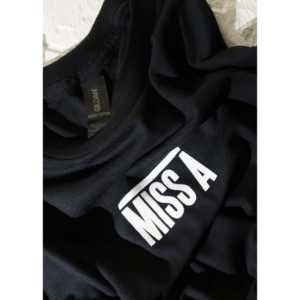 T-Shirt Nera da Donna Miss a, Traspirante in Cotone, Vestibilità Slim con Colletto a Fiocco, Stampa Vintage, Mezza Manica, Alta Qualità a Prezzo Conveniente - Product Image 2