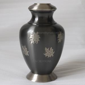 Urne de crémation en feuille d'érable en laiton fabriquée à la main Urne de cendres en métal durable imprimée sur mesure avec feuilles gravées couleur gris laté - Product Image 1