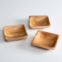 Lot de 4 plateaux de service empilables de couleur chaude en bois d'acacia carré naturel très vendu en gros du Vietnam