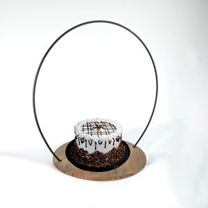 Support à gâteau moderne en bois avec poignée en métal noir, idéal pour la présentation en boulangerie, les tables d'événements et la présentation de desserts, en provenance d'Inde - Product Image 1