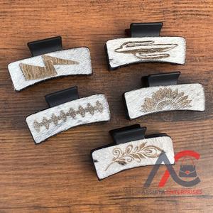 Pinces à cheveux gravées au laser en cuir de vachette à la mode en gros pour femmes, nouveau design, pinces à cheveux en cuir véritable, uniques, durables et élégantes - Product Image 1