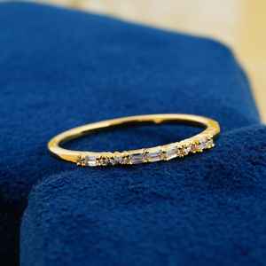 Bijoux de beauté en diamant rond Baguette et alliance demi-éternité Moissanite Bague plaquée or jaune 14 carats Cadeau - Product Image 2