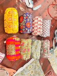 Juego de bolsas con cremallera de 3 piezas cosidas kantha acolchadas con estampado de algodón hecho a medida ideal para tiendas textiles para el hogar para reventa - Product Image 4
