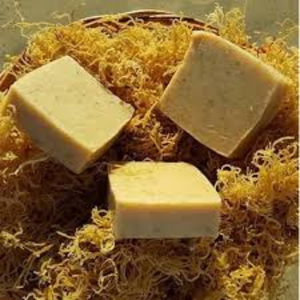 Savon artisanal infusé à la mousse de mer tropicale - Product Image 3