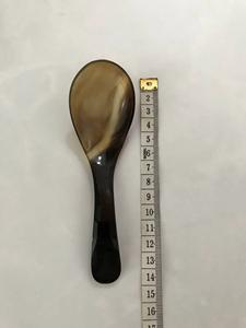 Cuillère en corne de buffle naturelle, fabriquée à la main et polie, parfaite pour servir des épices, des condiments ou pour une utilisation décorative sur la table, de haute qualité - Product Image 3