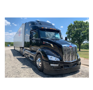 Peterbilt 579 prêt pour le travail, incluant des réservoirs de carburant de 120 et 120 gallons, ainsi que des jantes en aluminium et des pneus à profil bas 295 75r 22.5. - Product Image 3