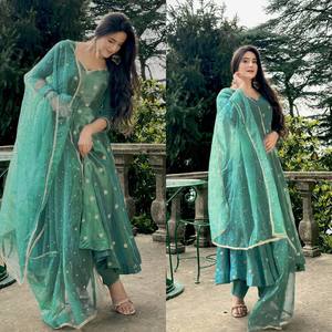 Nouveau Salwar Kameez de créateur pour femme, en soie Simmar lourde, broderie de sequins de 5 mm, moderne, séchage rapide, coupe régulière, pour soirée numérique - Product Image 4