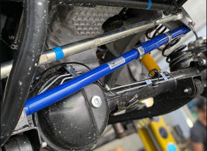 Nouvelle Suzuki Jimny à vendre! Véhicule tout-terrain gris 4x4 avec barres de toit et pneus tout-terrain améliorés - Product Image 4