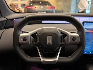 2025 a W a T R R 12 AWD Lithium R18, Motor de Tracción en las Cuatro Ruedas, Asientos de Cuero, Techo Panorámico, Cámara Trasera Oscura - Product Image 6