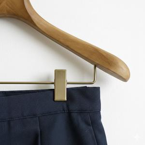 Cintres en <span class=keywords><strong>bois</strong></span> de chêne écologiques haut de gamme avec pinces en bronze antique pour l'affichage de boutiques de luxe - Product Image 5