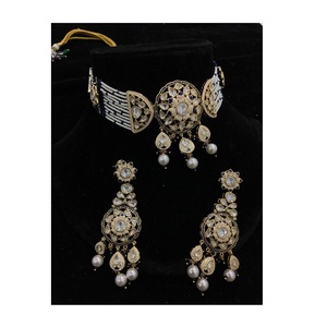 Ensemble de colliers Kundan Moissanite de haute qualité Ensemble de bijoux de mariée élégant et intemporel disponible au meilleur prix - Product Image 1