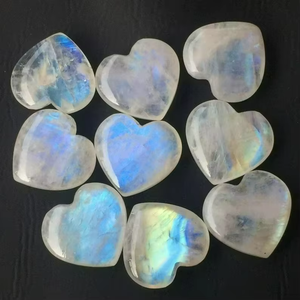 Pierre de lune arc-en-ciel en forme de cœur, polie des deux côtés, bleu chatoyant, pierre précieuse en vrac, cadeau pour les filles, les mamans ou les femmes - Product Image 2