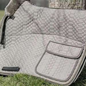 Manta Impermeable para Silla de Montar con Bolsillo |   Almohadilla de Montar Acolchada con Almacenamiento para Entrenamiento Ecuestre en Senderos y Exteriores - Product Image 2