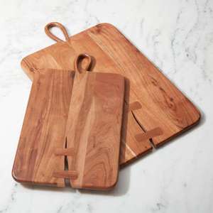 Élégante planche à découper en bois de style rustique avec poignée pour servir des collations au pain au fromage pendant les fêtes - Product Image 1
