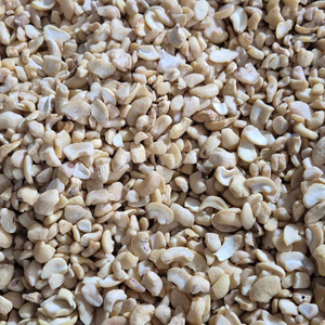 Noix de cajou cassées Kaju SANTIGO en vente directe d'usine, délai de livraison court - Product Image 1