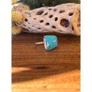 Anillo Navajo Hecho a Mano con Turquesa Kingman y Plata de Ley, Talla 6, Engastado en Bisel, Piedra Natural para Uso Diario - Product Image 3