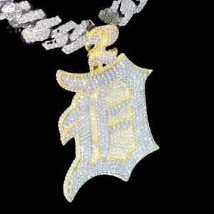 Colgante de Lujo con Moissanita Helada, Chapado en Oro, Plata de Ley, Diseño Unisex Adorable, Estilo Urbano con Brillo de Diamante Premium - Product Image 2