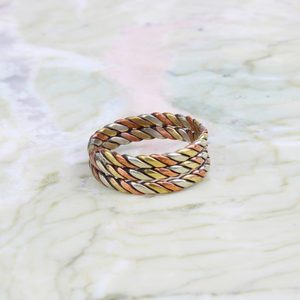 Bague torsadée en métal multi-tons faite à la main cuivre laiton et argent bande réglable bijoux de bien-être cadeau pour hommes femmes - Product Image 1