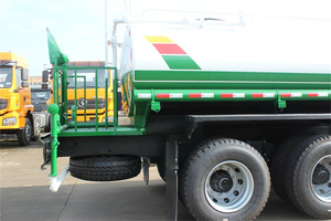 Autocisterna Giapponese ISUZU da 10000 Galloni, Camion Cisterna Idrica Adatto per la Pulizia delle Strade - Product Image 3