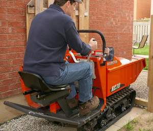 Mini-dumper sur chenilles Kubota avec moteur diesel et pompe hydraulique - Haute capacité de charge, livraison rapide - Product Image 3