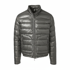 Veste matelassée à capuche légère de qualité supérieure pour homme, avec logo frontal, style et chaleur, disponible en OEM, livraison rapide pour l'hiver - Product Image 4